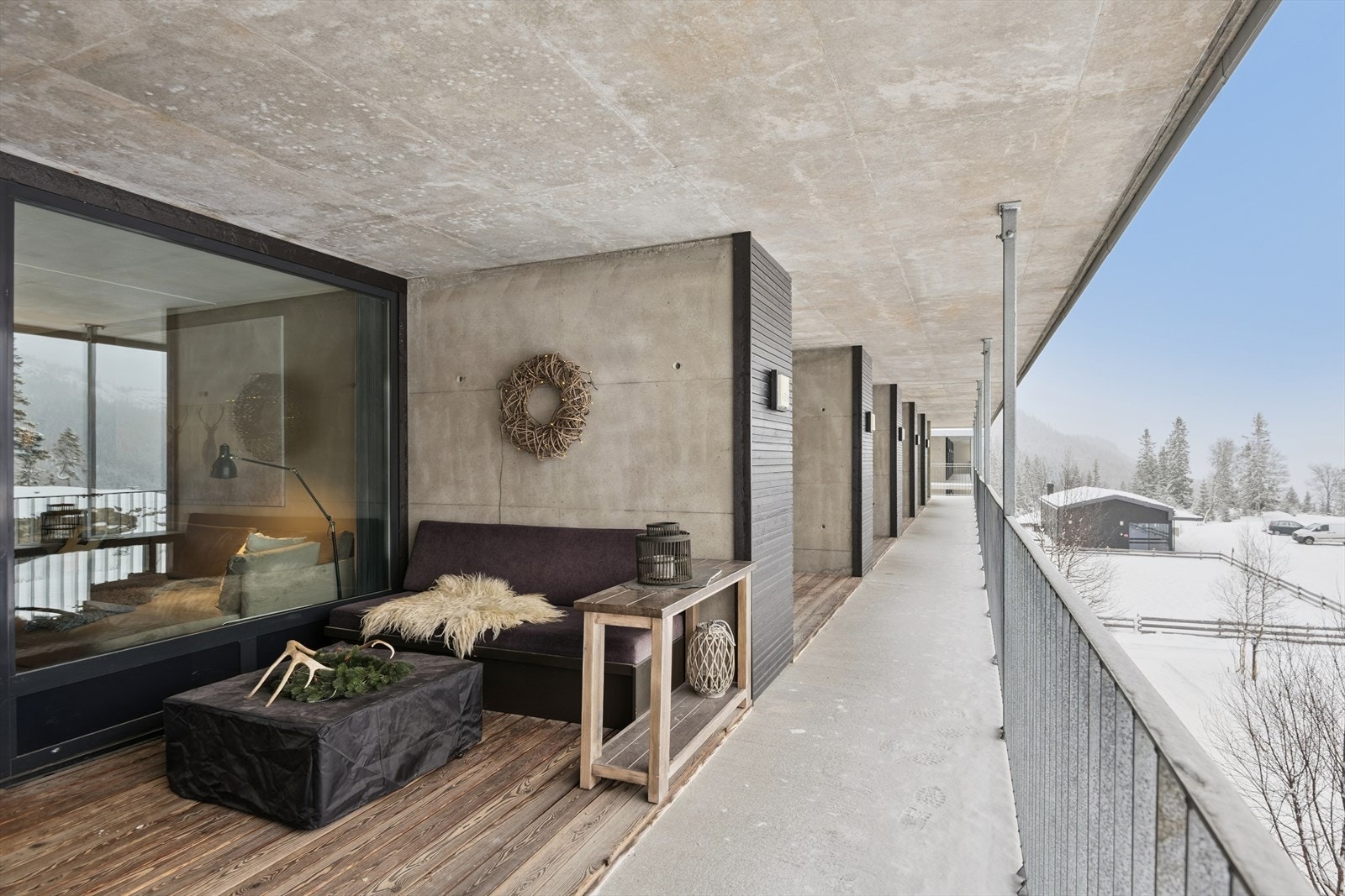 Den takoverbygde svalgangen fungerer som adkomst og gir en skjermet uteplass. Galleribilde