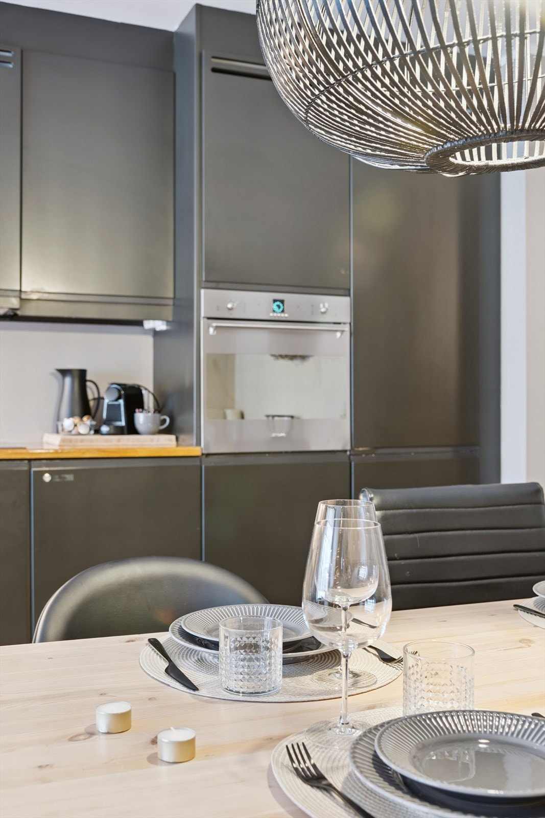 Innredningen har glatte fronter og et moderne uttrykk. Galleribilde