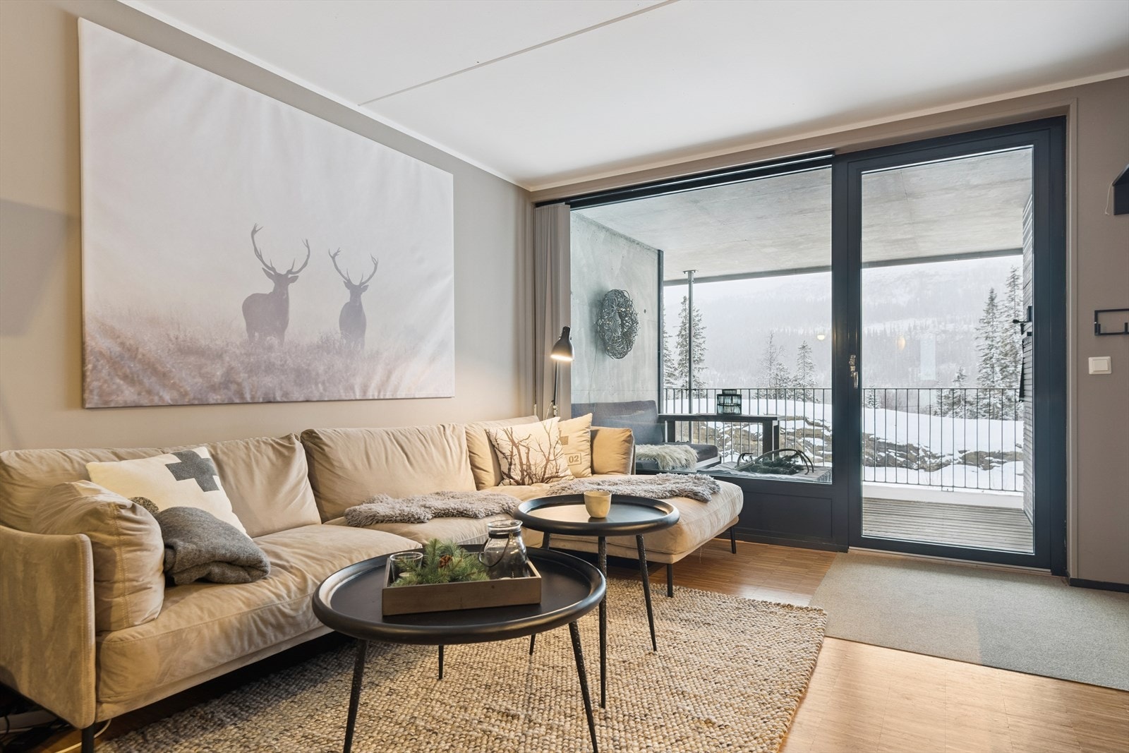 Fra stuen er det direkte utgang til den overbygde terrassen. Galleribilde