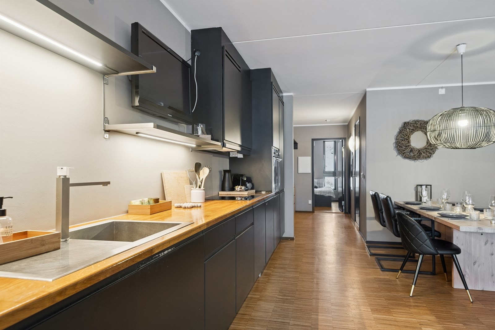 Godt med skap- og benkeplass gjør kjøkkenet både funksjonelt og ryddig. Galleribilde