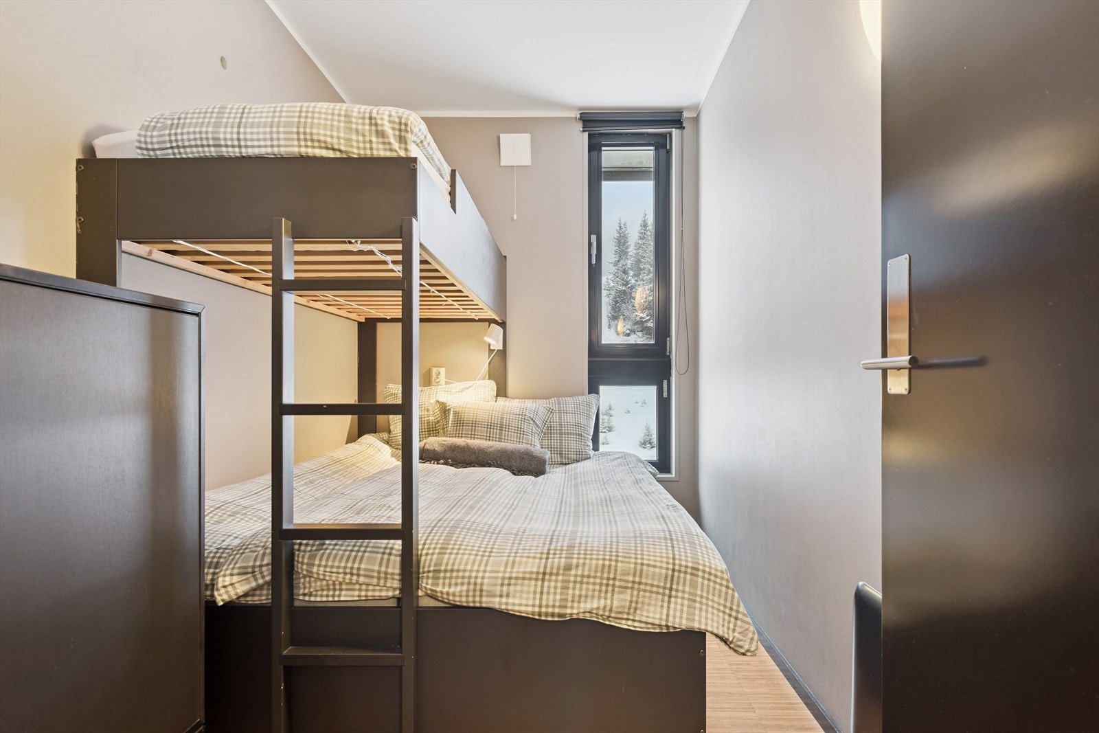 Vinduene er i metall med 2-lags isolerglass, som holder godt på varmen. Galleribilde