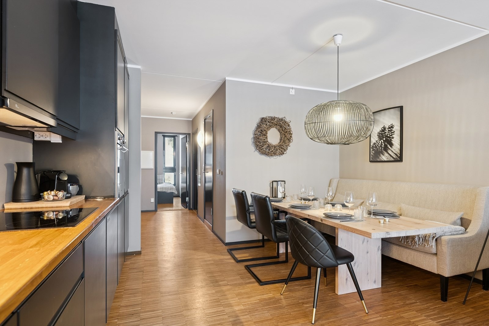 Fra kjøkkenet er det en naturlig overgang til spiseplassen og gangen. Galleribilde