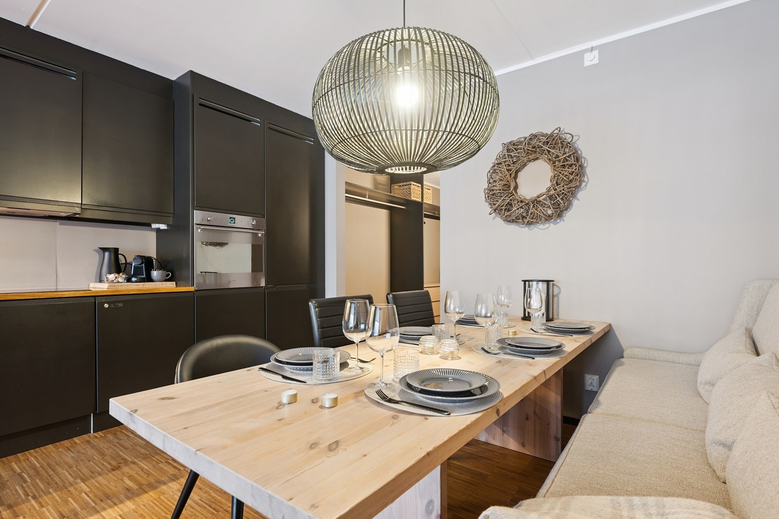 Spiseplassen er praktisk plassert i tilknytning til kjøkkenet. Galleribilde