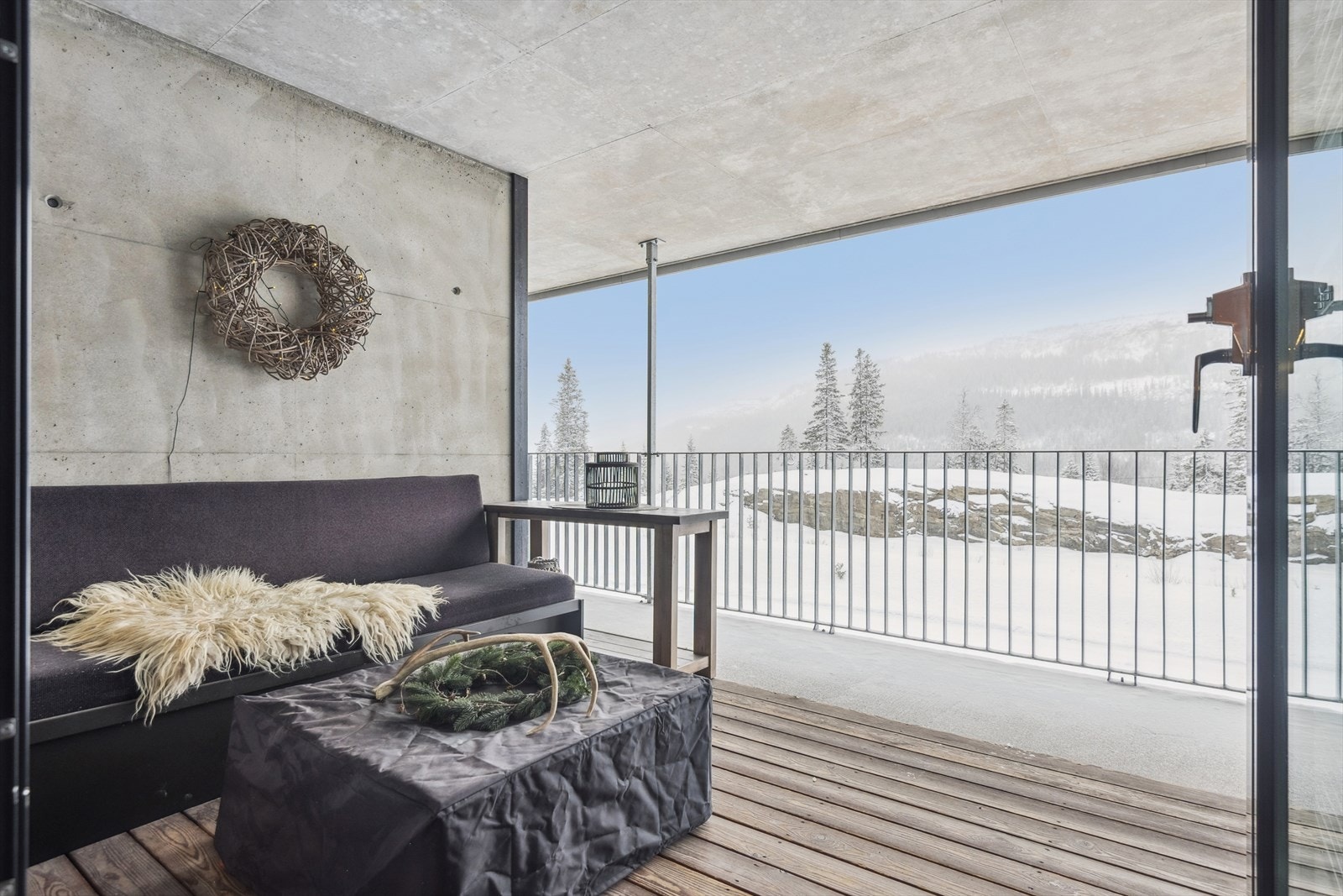 Den sørvendte, takoverbygde terrassen på 6 m² er en naturlig forlengelse av stuen. Galleribilde