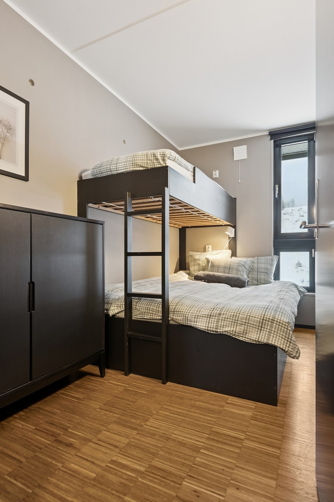 Det ene soverommet er innredet med en praktisk køyeseng for å maksimere antall sengeplasser. Galleribilde