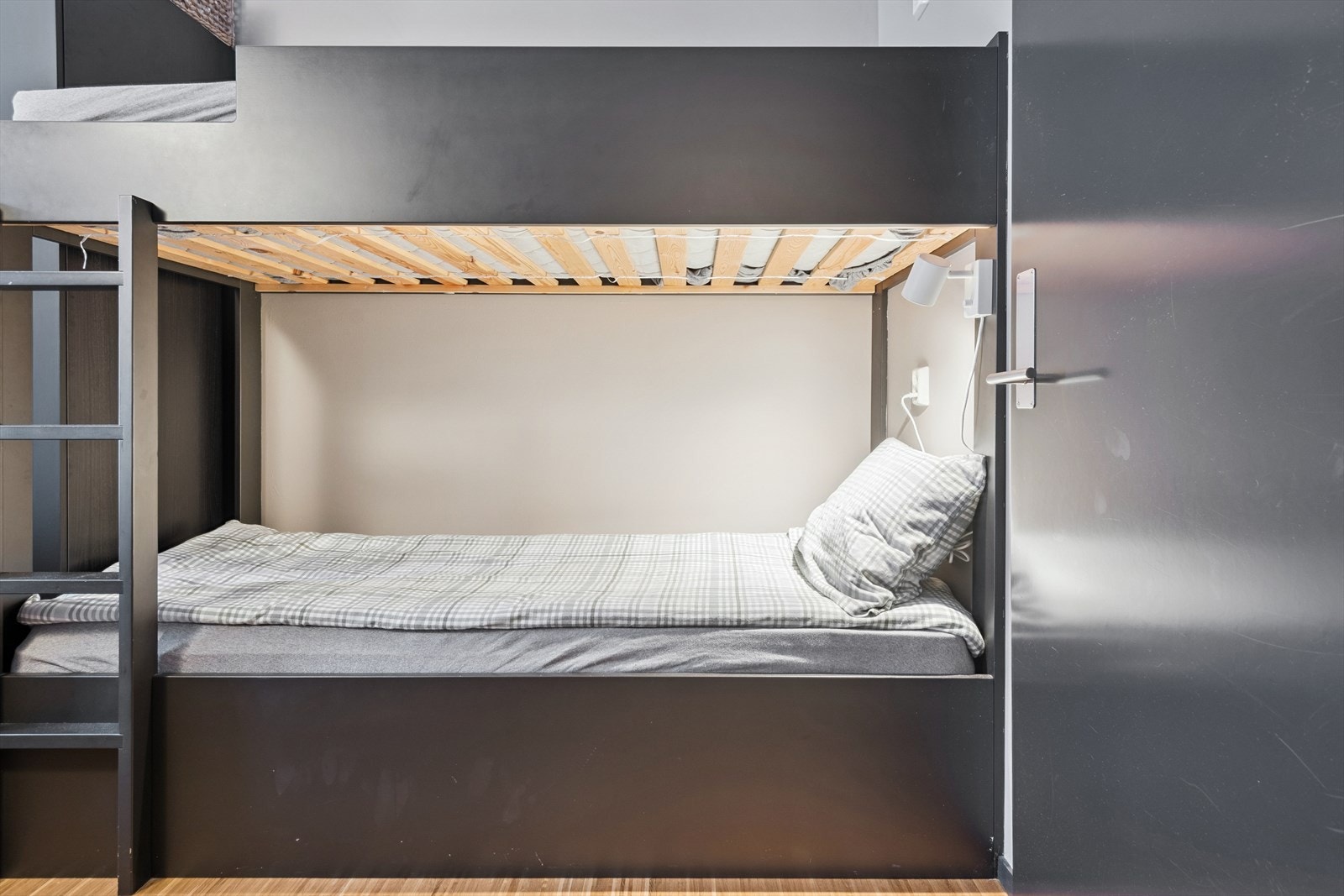 Innvendige dører er profilerte, som gir en fin detalj til rommene. Galleribilde