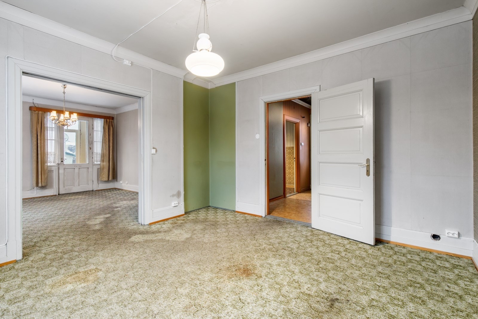 Stuene imponerer med sin herlige størrelse, det er godt med vindusflater og ikke minst mulighetene for "flere avdelinger". Som ellers i de fleste rom i 1. og 2. etasje imponerer rommene med god takhøyde og vakre vinduer! Galleribilde