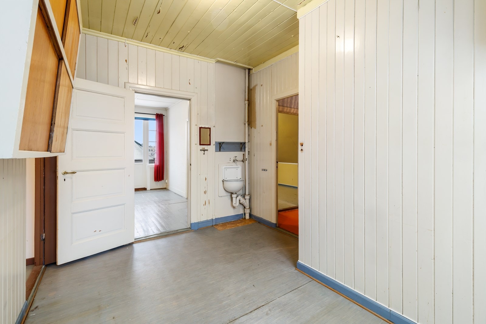 Rommet har inngang til walk-in garderobe/alkove, noe som legger fint til rette for fine løsninger ved oppussing. I dette rommet er det fortsatt noe veggskap samt utslagsvask i rommet. Galleribilde