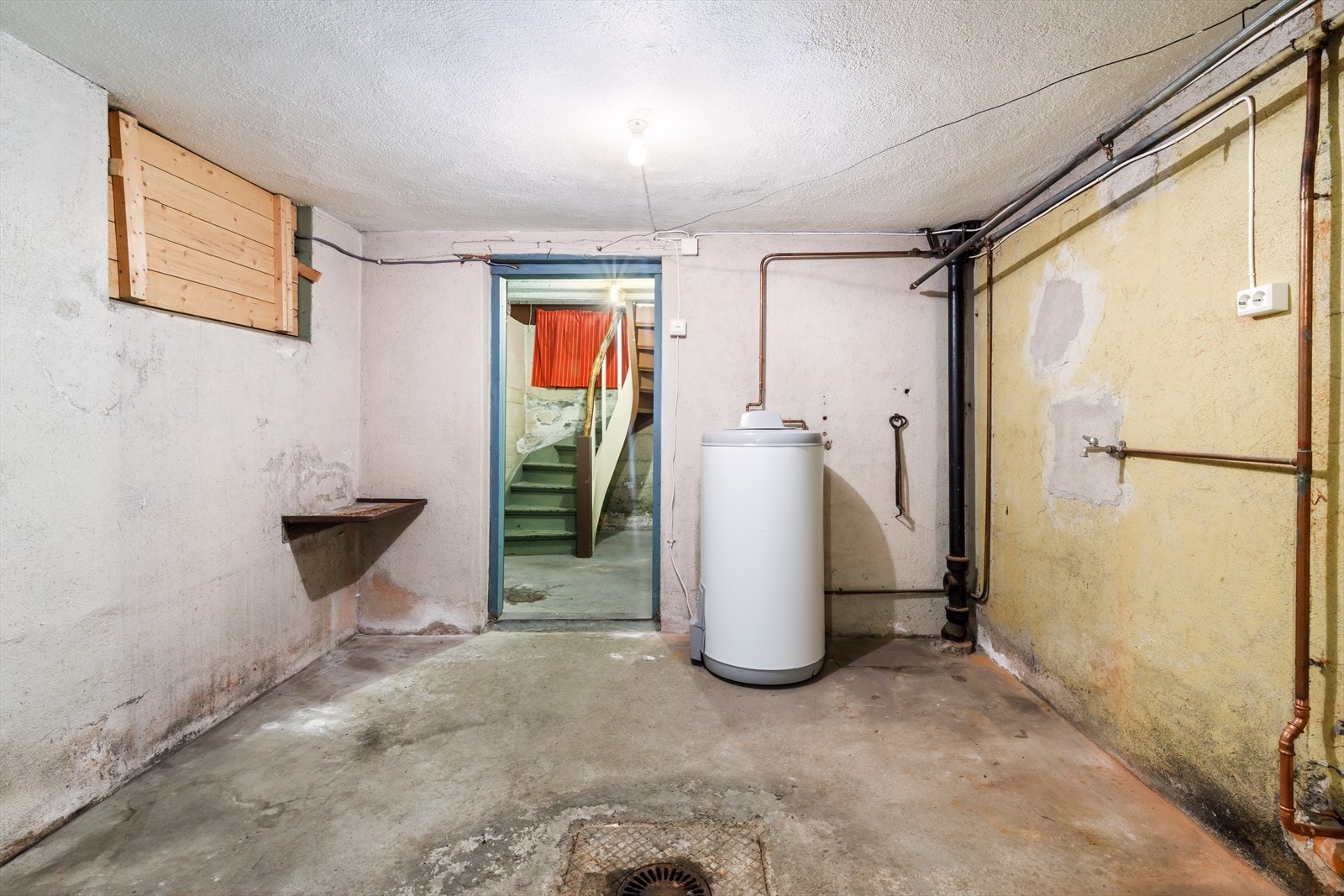 Enkel gammel vaskekjeller. Alle vegger og gulv er av betong/mur. Varmtvannstanken på 200 liter er utskiftet i 2019. Galleribilde