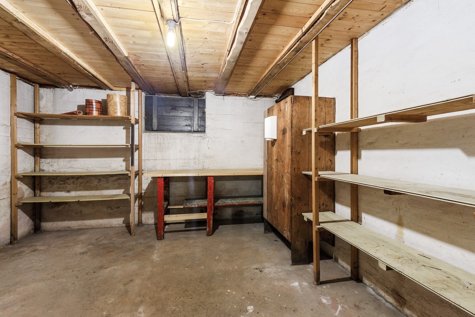 Alt av fastbygde lagringshyller medfølger. Galleribilde