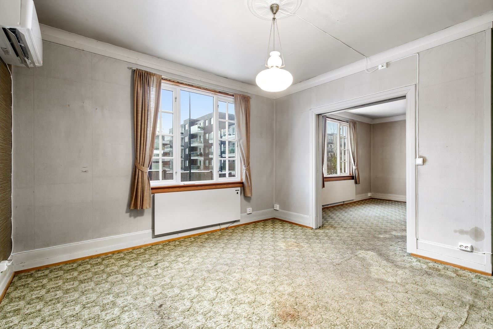 Dette er en romslig sone i hjemmet hvor nærheten til uterommene og godt innslipp av naturlig dagslys er med på å dominere inntrykkene i rommet. Galleribilde