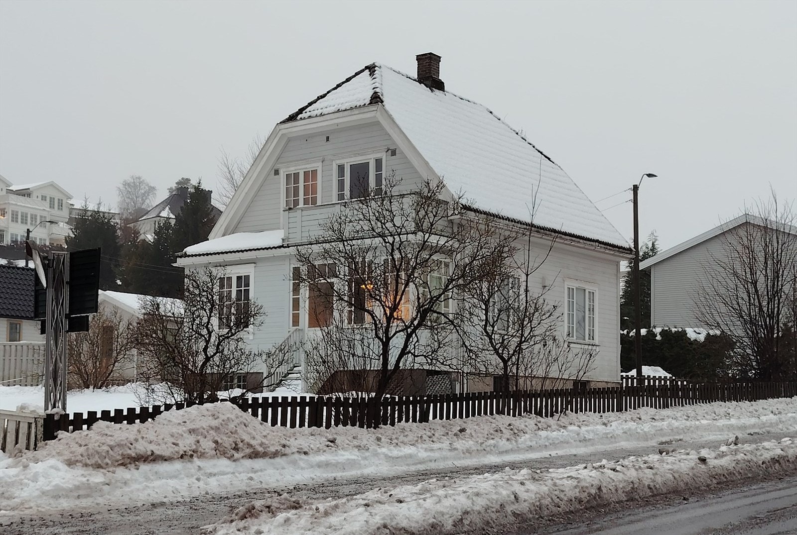 På en solfylt og pent opparbeidet hagetomt i nummer 4 i gaten, finner man dette stilfulle og klassiske "skipperhuset", tegnet i 1922 av arkitekt E. Ander Nilssen. Galleribilde