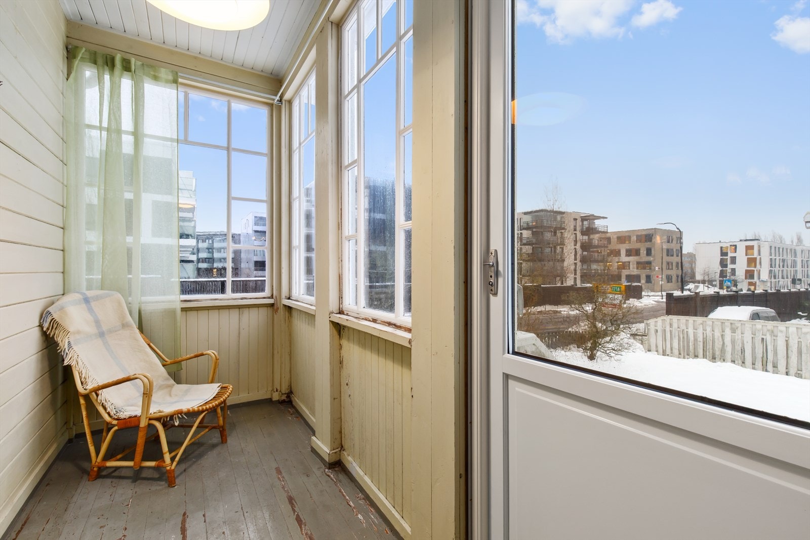 Store vindusflater gjør rommet lyst og trivelig, mens tretrapp med rekkverk leder ut til hagen! Galleribilde