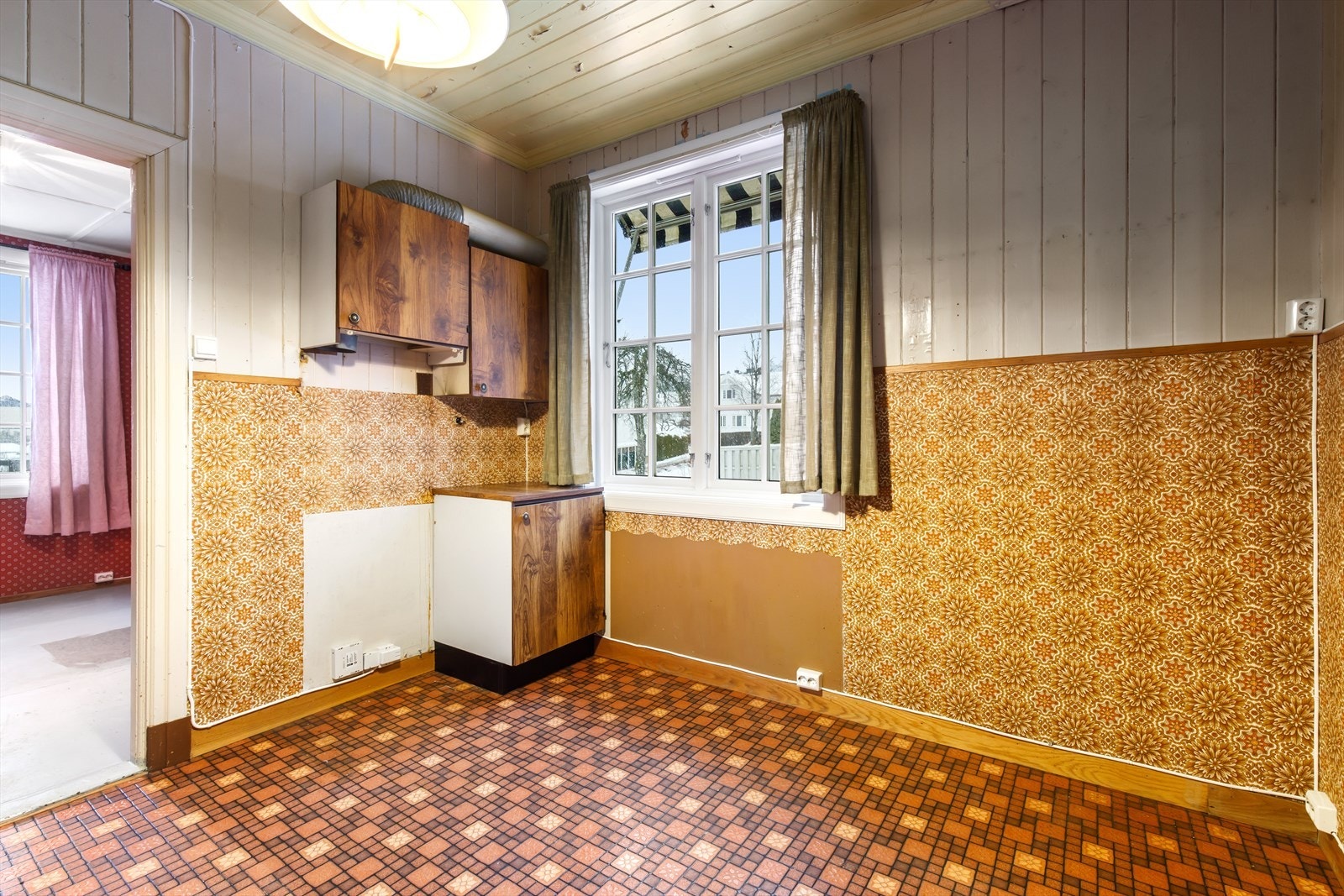 Innredningen er enkel og det er ingen medfølgende hvitevarer. Det er klargjort for avtrekksvifte med uttrekk via yttervegg, men tidligere kjøkkenvifte er demontert. Galleribilde