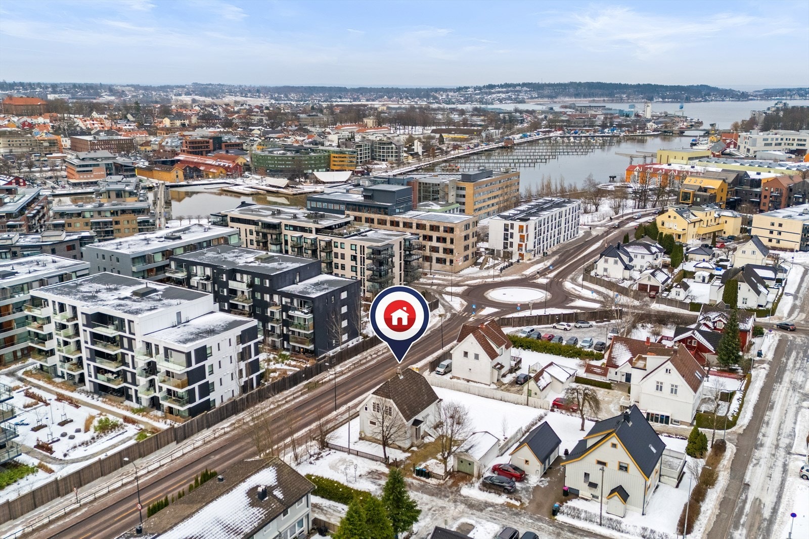 Boligen ligger supersentralt - vis a vis Kaldnes brygge! Med gangbroen fra Kaldnes er det kort gangavstand til Tønsberg sentrum. Galleribilde