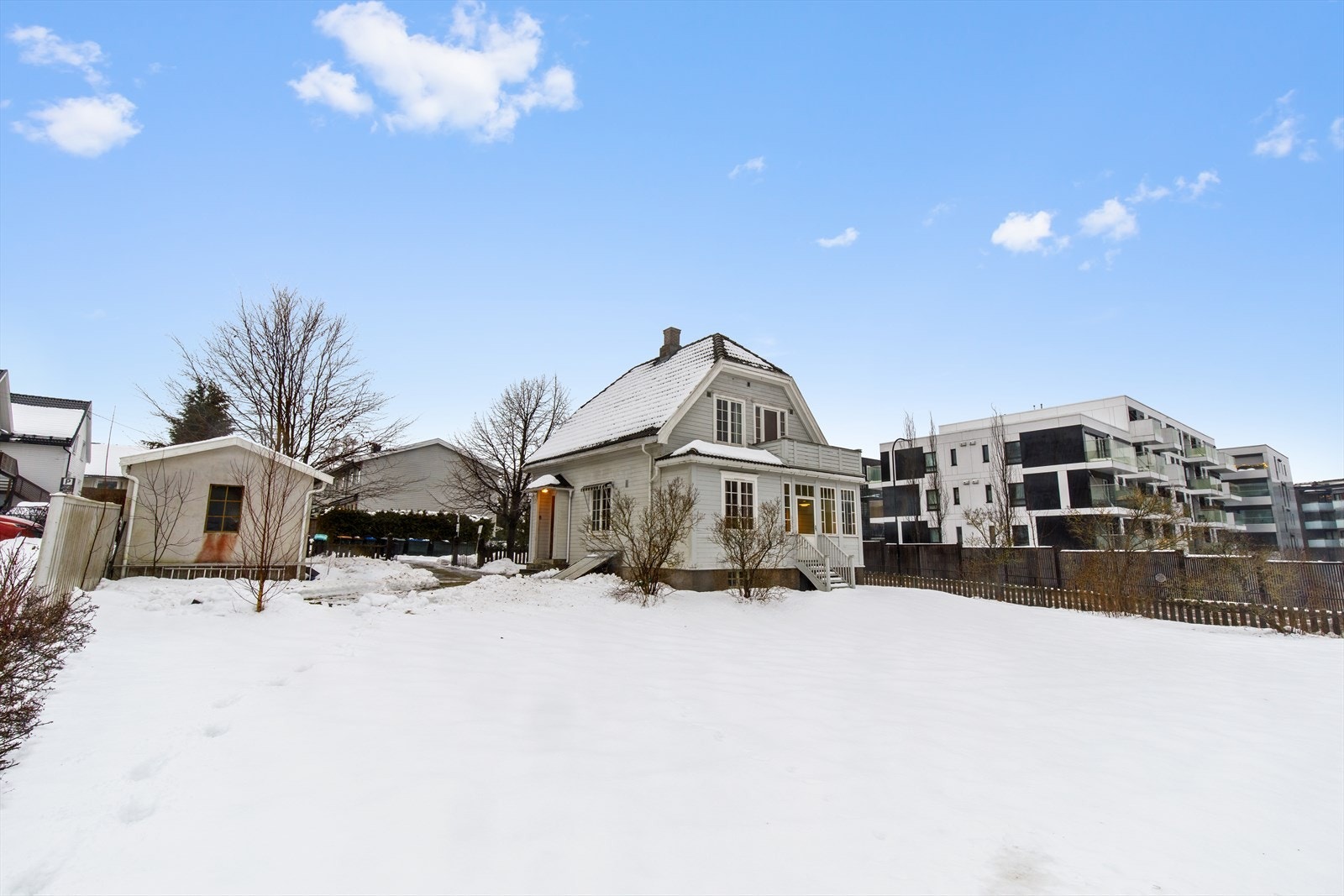 Husets plassering, tilbaketrukket mot særskilt to sider av eiendommen, gir grøntanlegg med stor hageplen og flotte åpne boltreplasser mot de mest solrike delene av eiendommen. Galleribilde