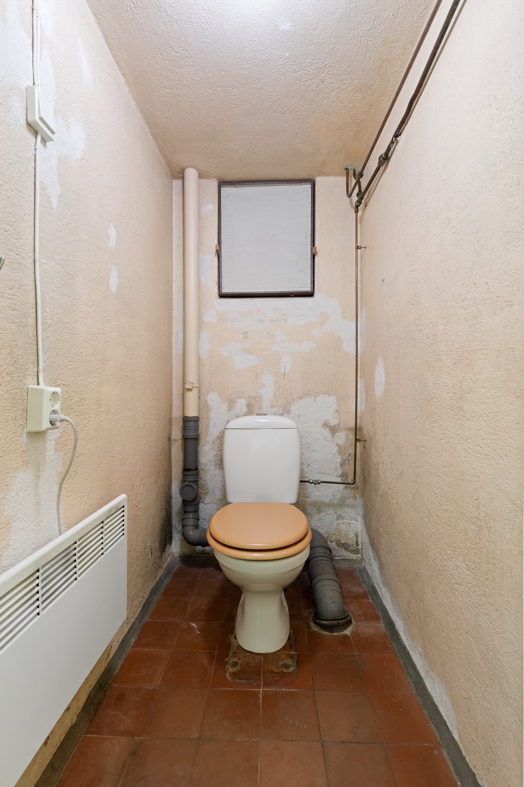 Enkelt toalettrom i underetasjen. Rommet har ingen håndvask. Galleribilde