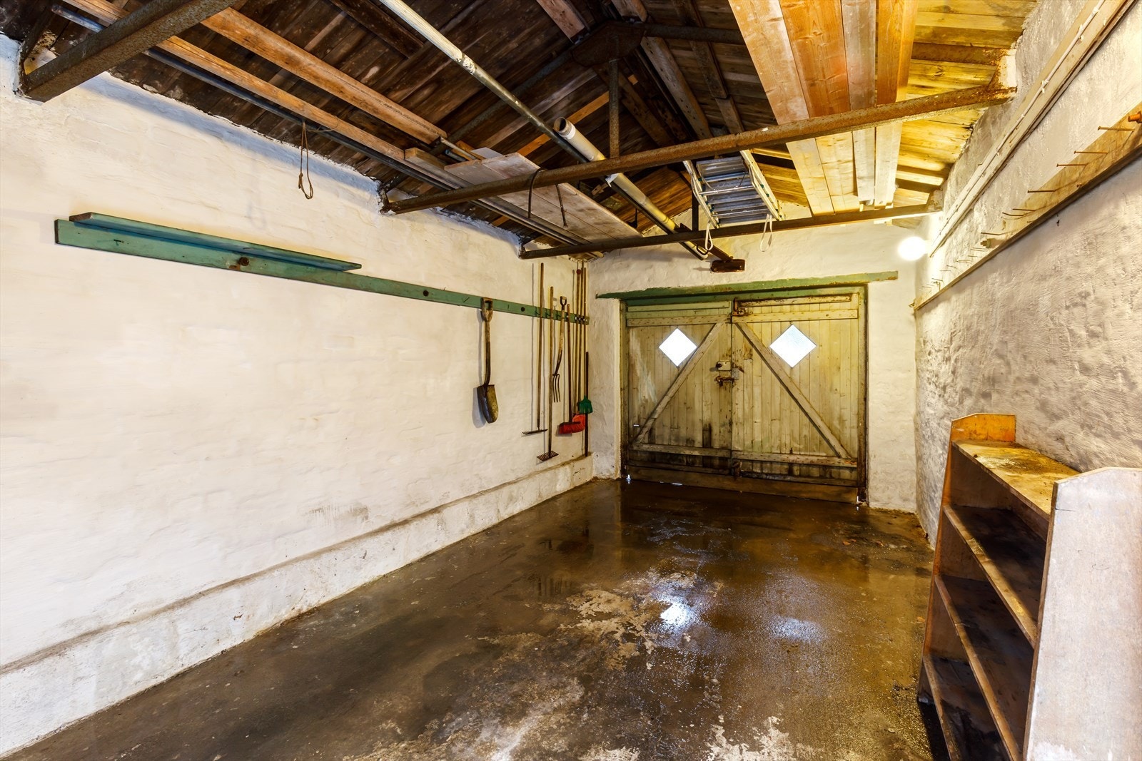 På eiendommens nordvestre hjørne, ved gårdsplass, er det oppført frittstående garasje fra ca. 1946. Garasjen er på ca. 17 m² (innvendig areal - BRA-i) og er oppført med murte vegger som er utvendig pusset. Galleribilde