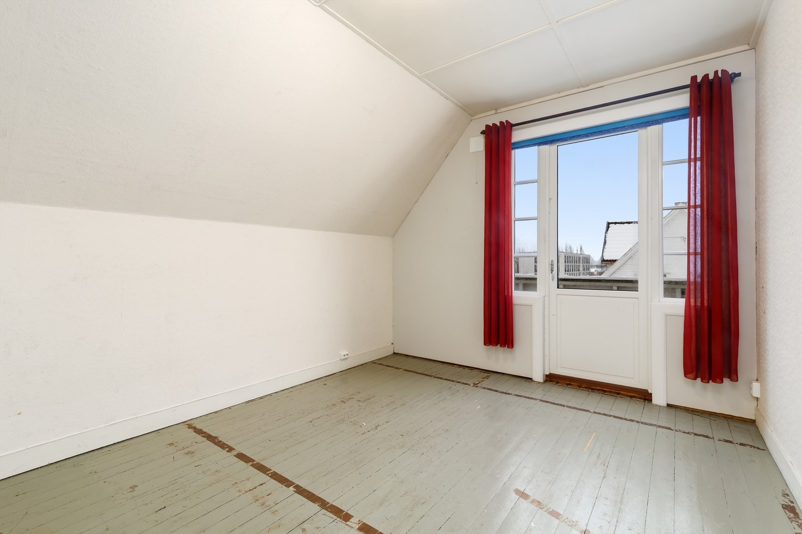 Det innerste soverommet har utgang til balkong hvor man kan nyte fin utsikt! Galleribilde