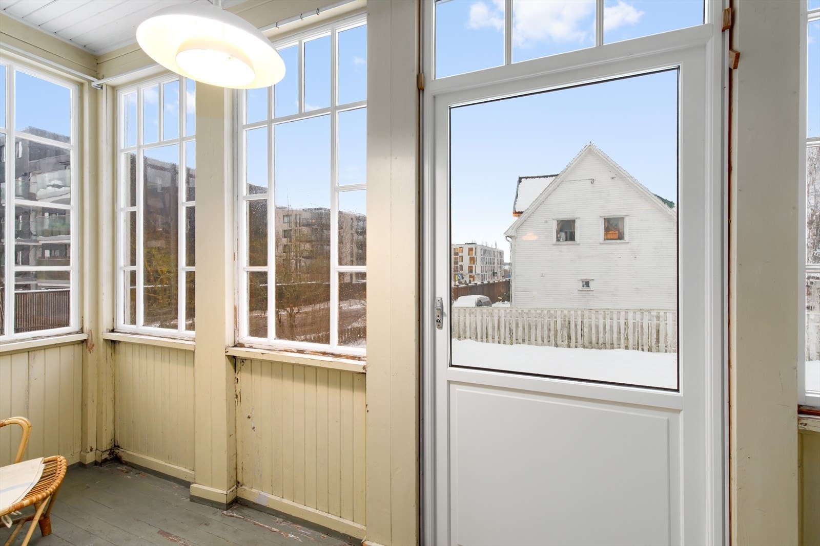 Glassverandaen ble innbygget på slutten av 1940-tallet. Eldre dør leder inn fra spisestuen, mens både vinduer og utgangdøren til hagen er skiftet ut på 2000-tallet. Galleribilde