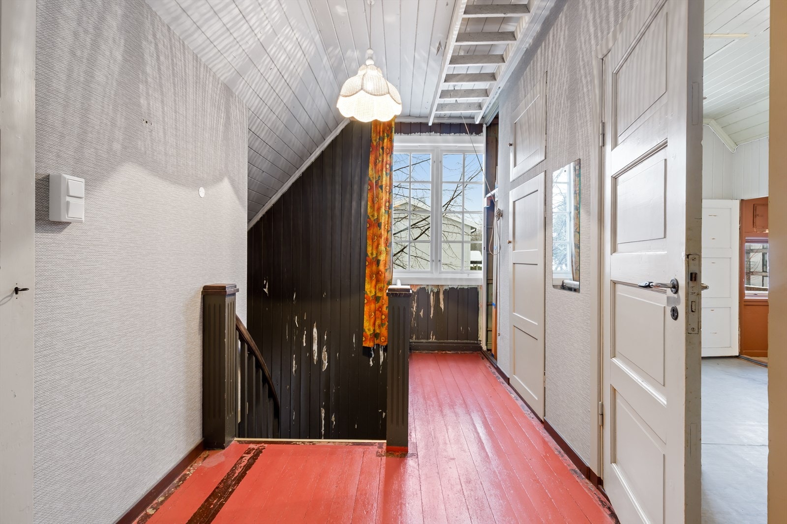 GANG/SOVEROMSHALL med tilknyttet kott og tilknyttet bod/lagringsrom. Galleribilde