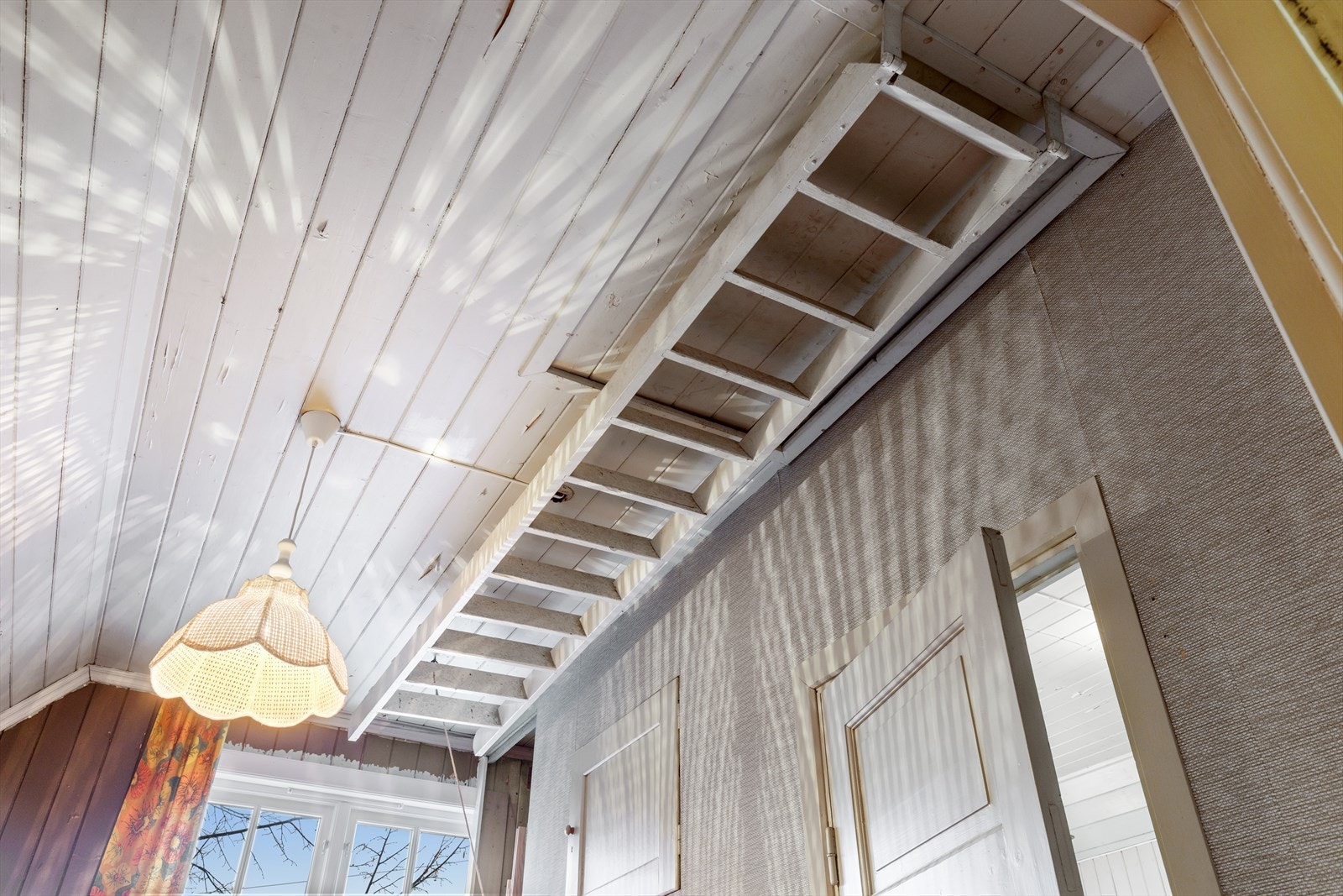 Soveromsgangen har også tilkomst til til lagringsloft via trappestige i himling. Galleribilde
