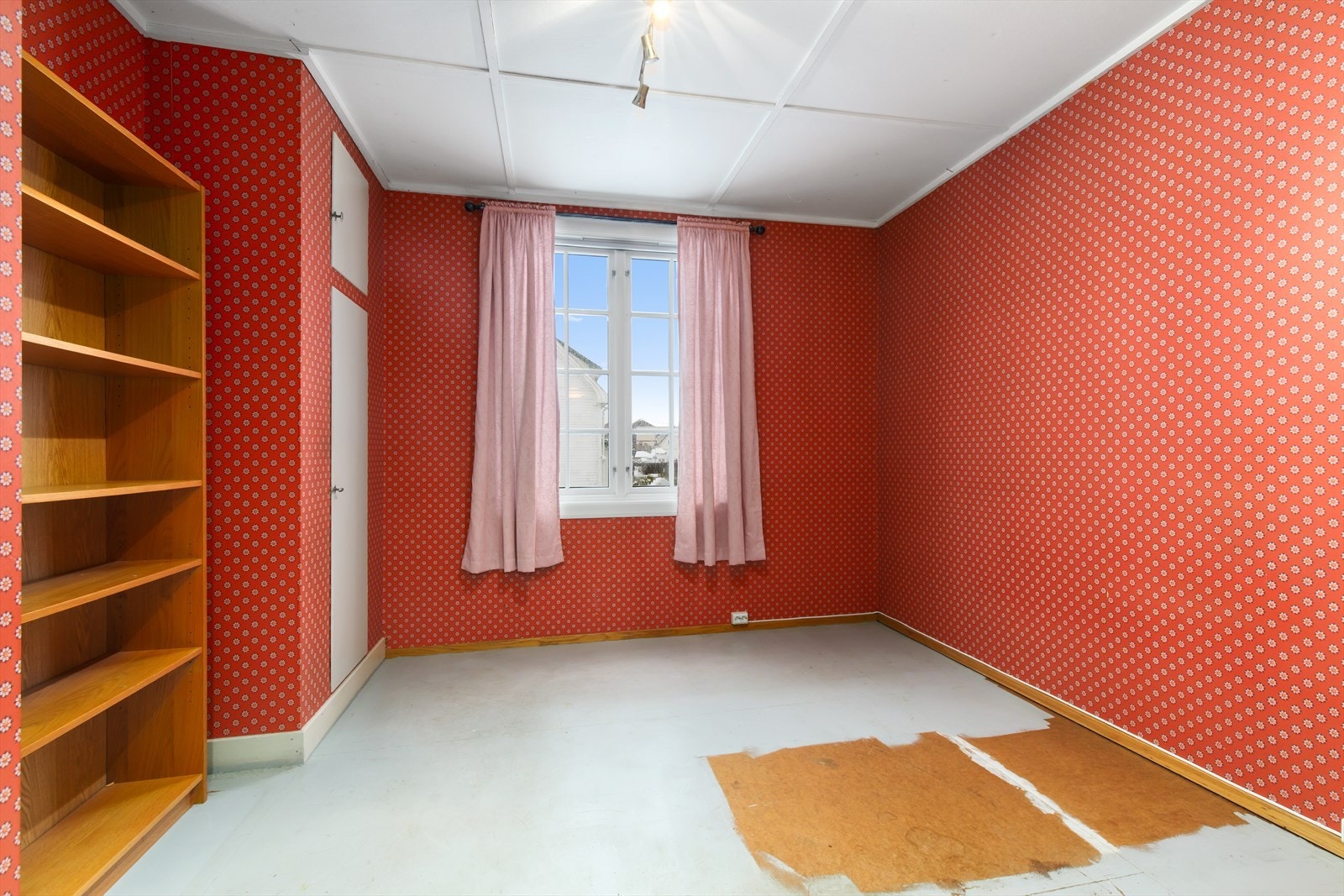 Soverommet i 1. etasje var tidligere et "kammers", men rommet med inngang fra kjøkkenet, ble på slutten av 1940-tallet utvidet og omgjort til soverom i sin nåværende form. Galleribilde