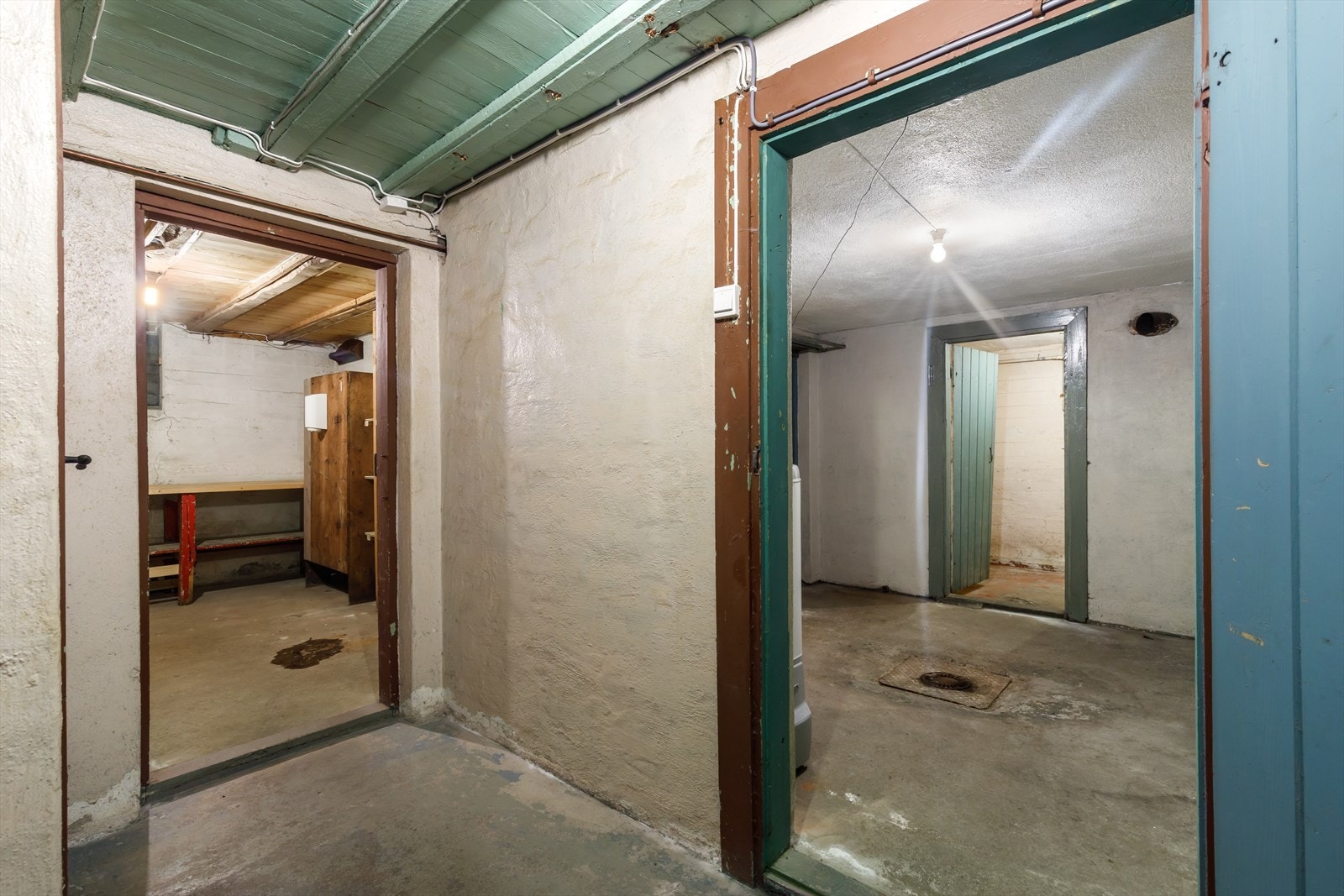 Underetasjen har massevis av boder som gir god lagringsplass. Galleribilde