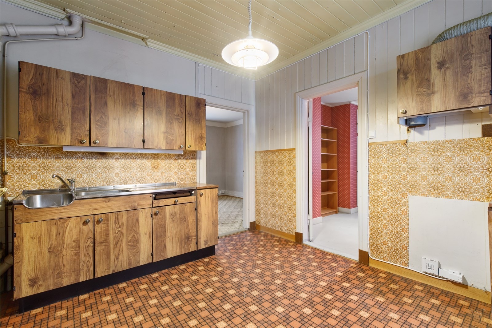 Innredningen består av kjøkkenskaper med både over-/underskap, antatt utskiftet på 1970-tallet. Her kan man stå og kokkelere i i delvis nærhet med gjester/familie ved spisestuebordet i spisestuen. Galleribilde