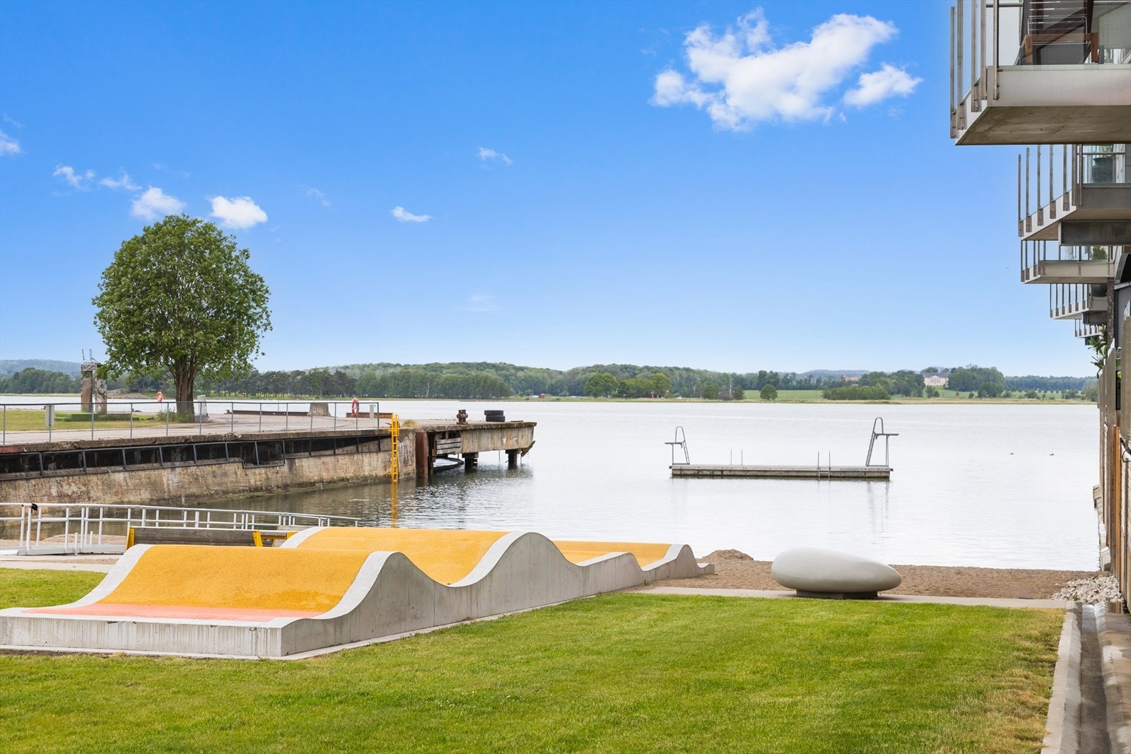 Ved Kaldnes brygge finner man egen bystrand. Galleribilde
