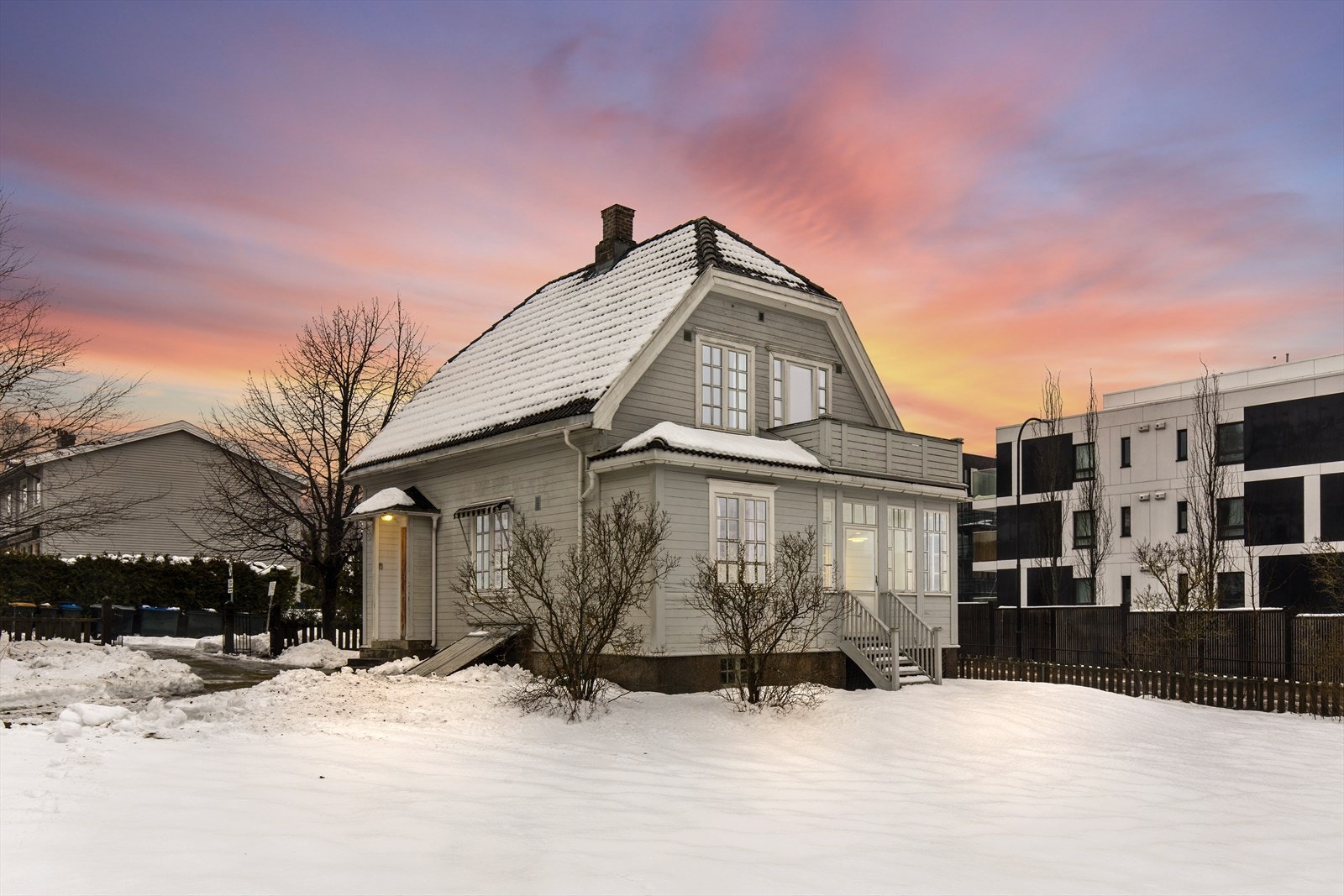 Eiendommen har en romslig, tilnærmet flat og ikke minst solrik hagetomt. Den hyggelige og romslige hagen innbyr fra alt til lek og moro for barn til familie-/venneselskap. Galleribilde