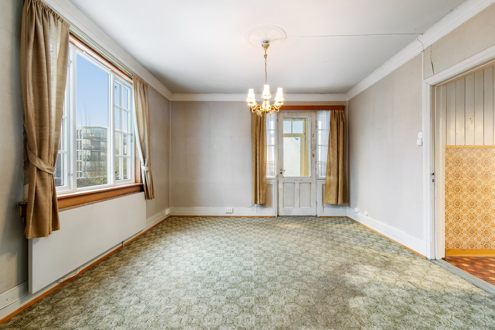 Eiendommen fremstår med vedlikeholds- og oppgraderingsbehov og oppussing/modernisering må påregnes for å løfte bygningstandarden til dagens forventninger til bokomfort og bygningsstandard. Galleribilde