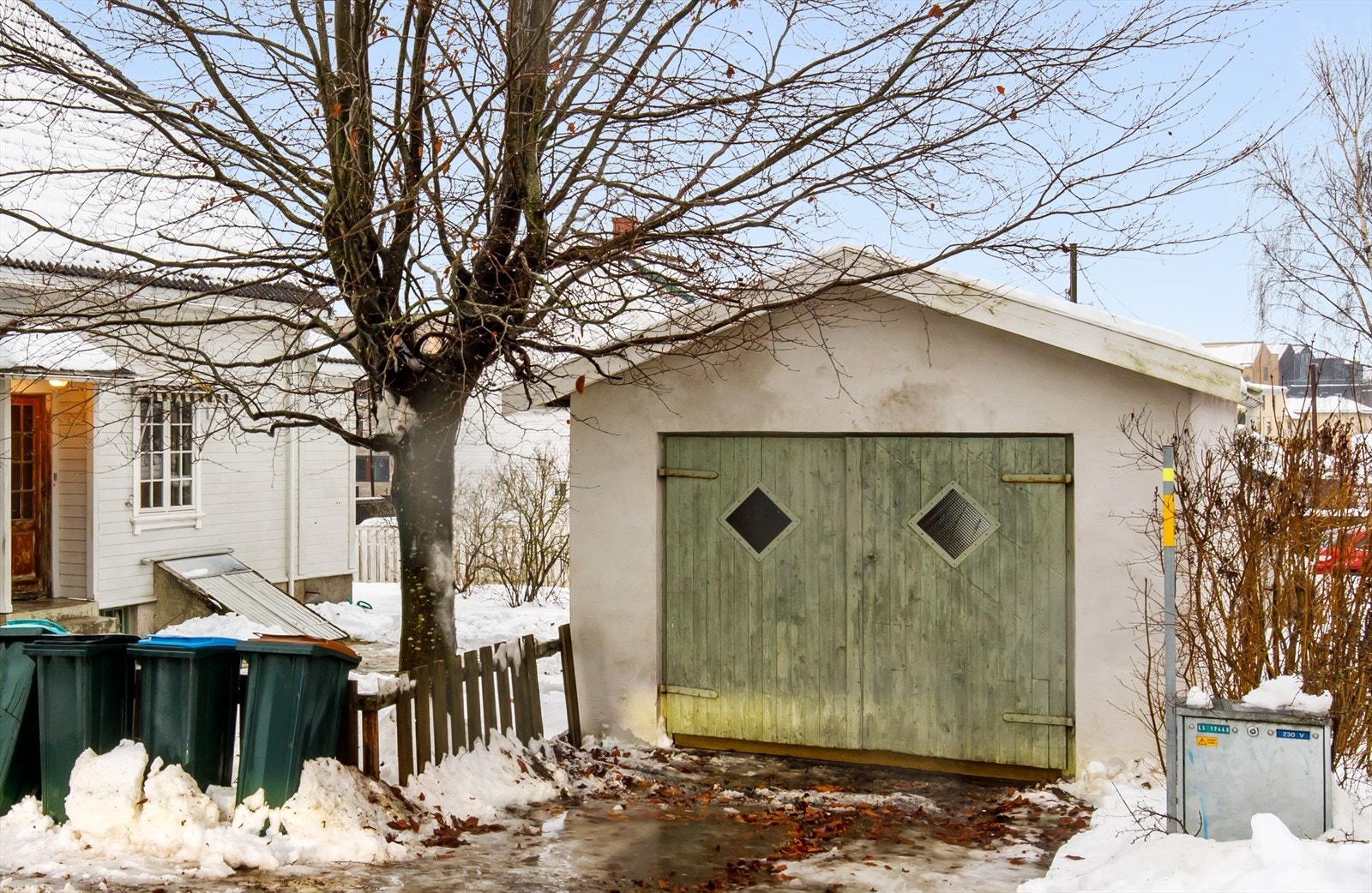 Det er innkjøring via to-fløyet sidehengslet port. Garasjen har også sideinngangsdør fra hagen. Eier opplyser at takshingel er lagt om, og det er gjort en jobb med fuger og utvendig slamming av utvendige vegger i 2016. Galleribilde