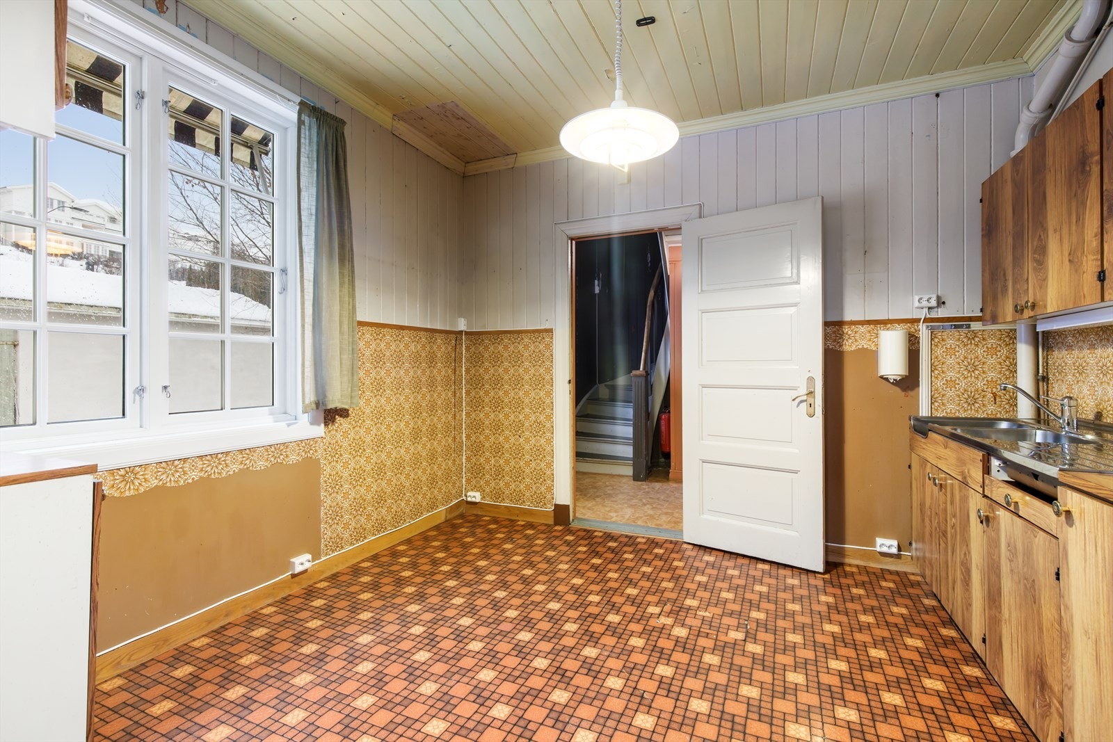 Kjøkkenet har inngang både fra spisestuen og fra hall/entrè. Det store og flotte vinduet mot syd gir fint lysinnslipp og den gode takhøyden forsterker romfølelsen! Galleribilde