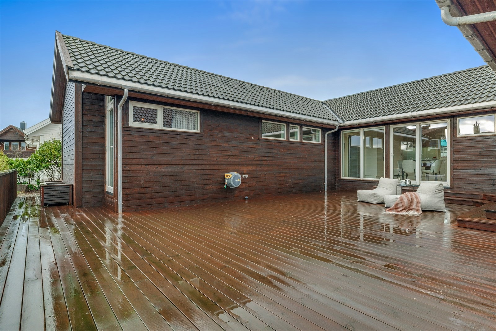 Det er montert utvendig vannuttak både ved terrassen og garasjen Galleribilde