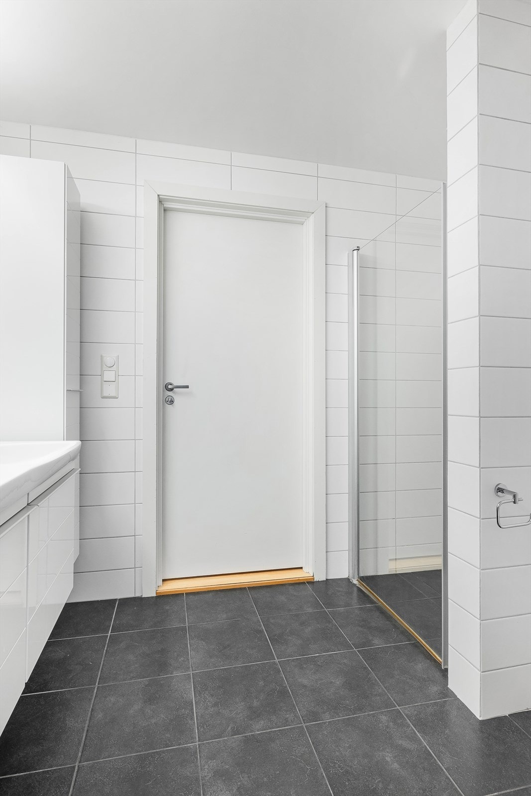 Flott innredet med dobbel vask, dusj, badekar og vegghengt wc Galleribilde