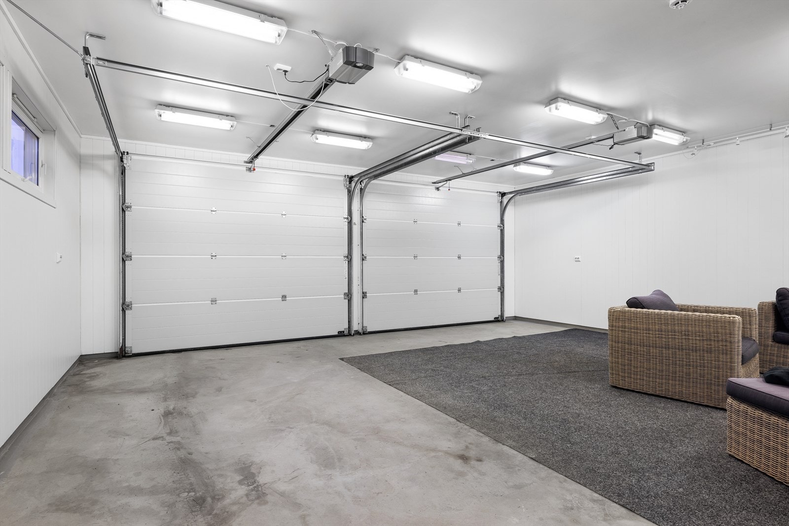 Garasjen er 47 kvm, med god plass til to kjøretøy Galleribilde