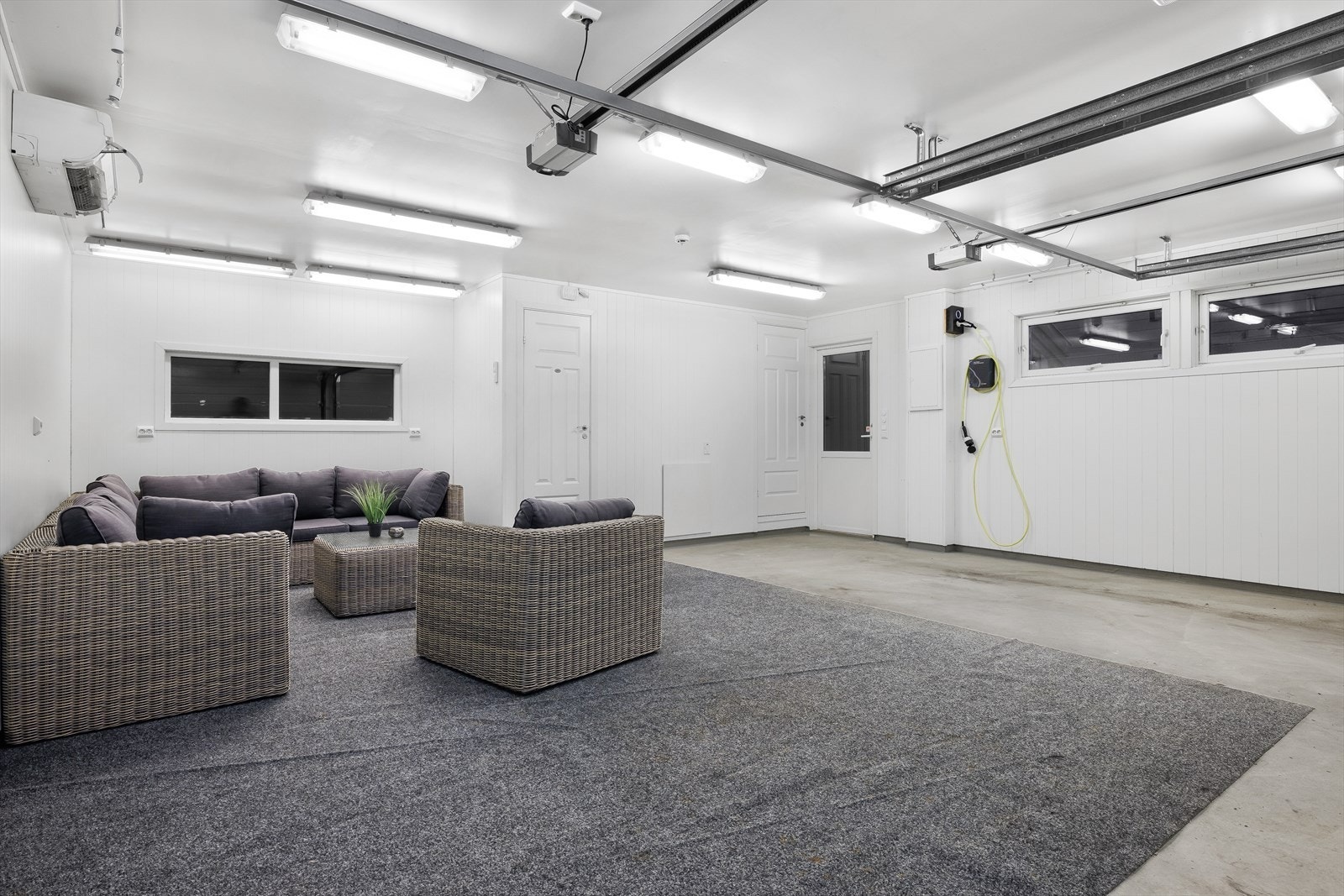 Drømmegarasje? Det er montert varmepumpe som gir et godt klima innvendig. Eget sikringsskap. 3 fas. El bil lader medfølger ikke. Galleribilde