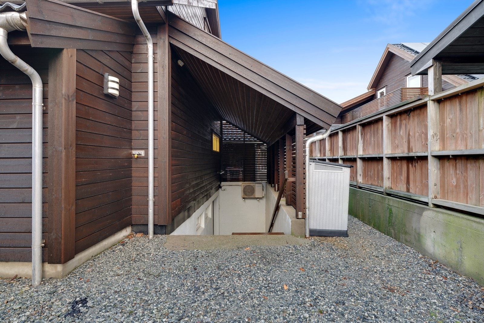 Vannuttak med varmt og kaldt vann ved nedgang til garasjekjeller Galleribilde