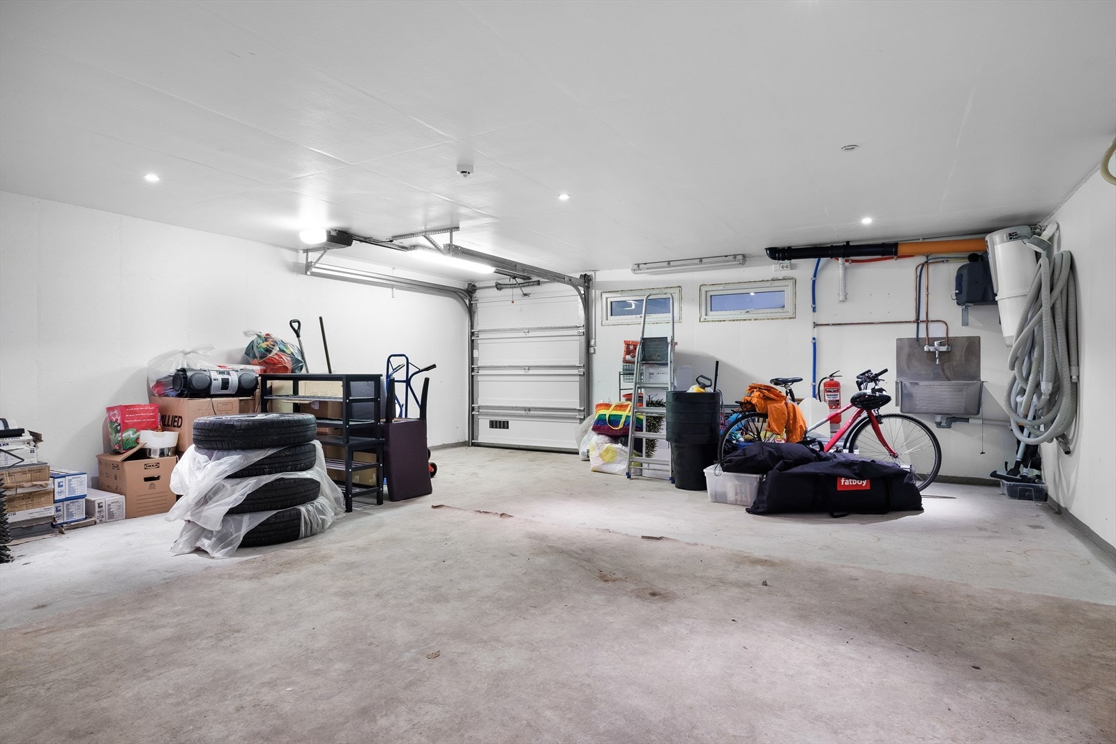 God lagringsplass - egen port for tilkomst inn til kjelleren i garasjen. Galleribilde