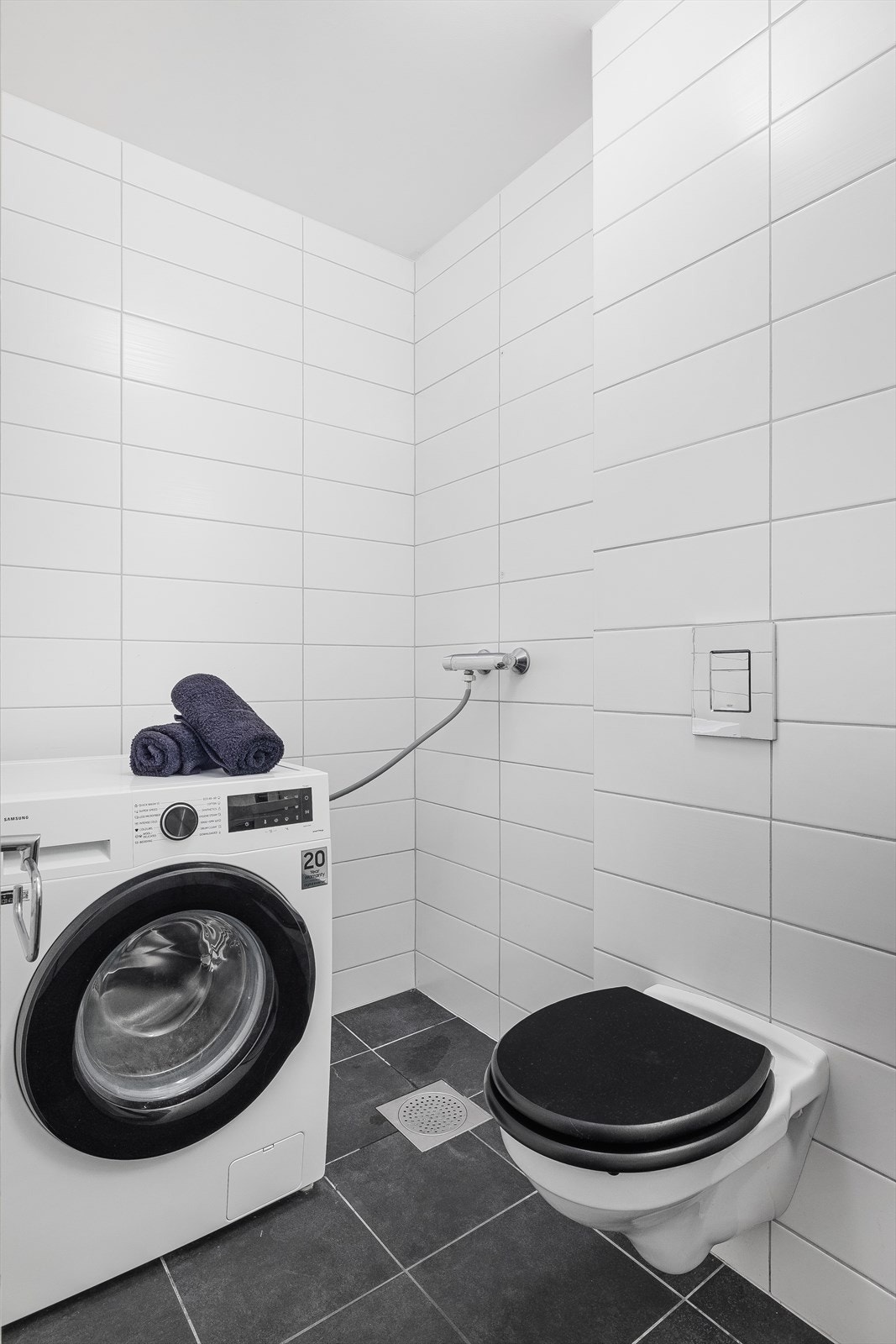 Gjestetoalett med vaskemaskin i hovedetasjen Galleribilde