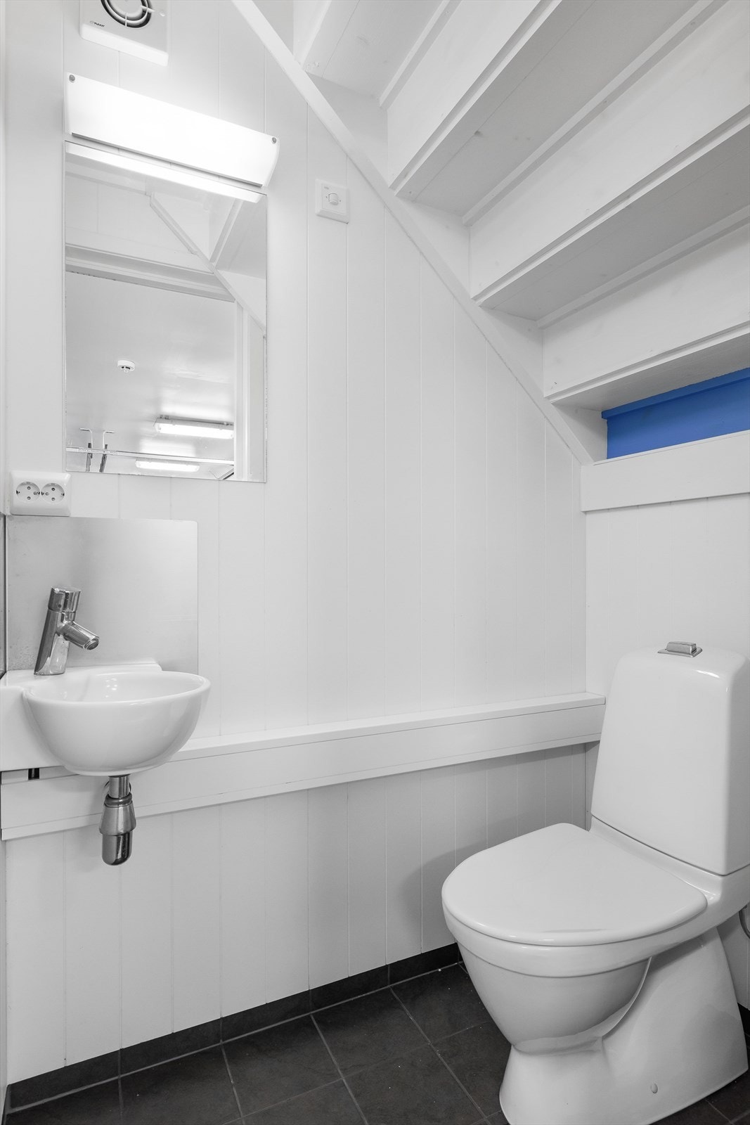 Toalettrommet i garasjen. (ikke byggemeldt) Galleribilde