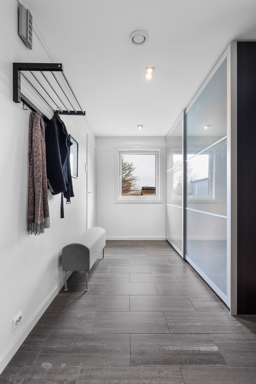 Gang m/garderobeløsning Galleribilde