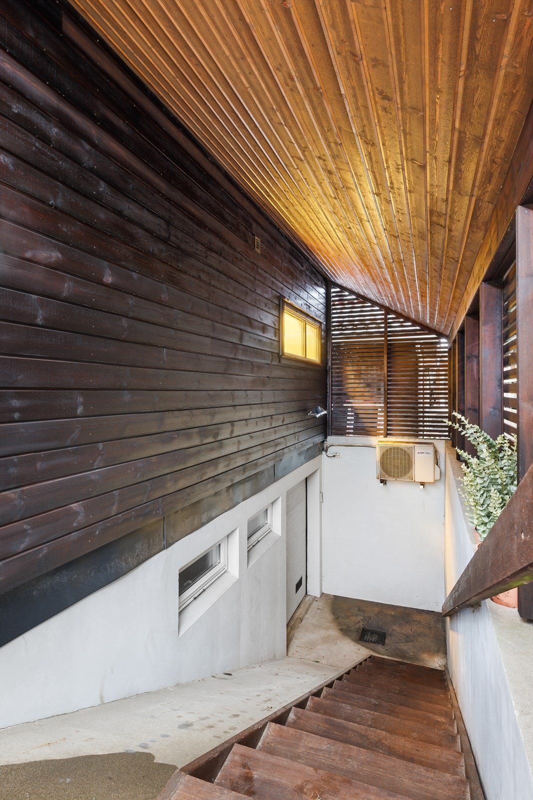 Rampe og trapp, rulleport i kjeller Galleribilde