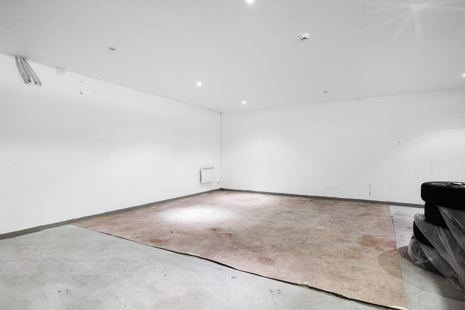 Kjelleretasje i garasjen har spotter i tak Galleribilde