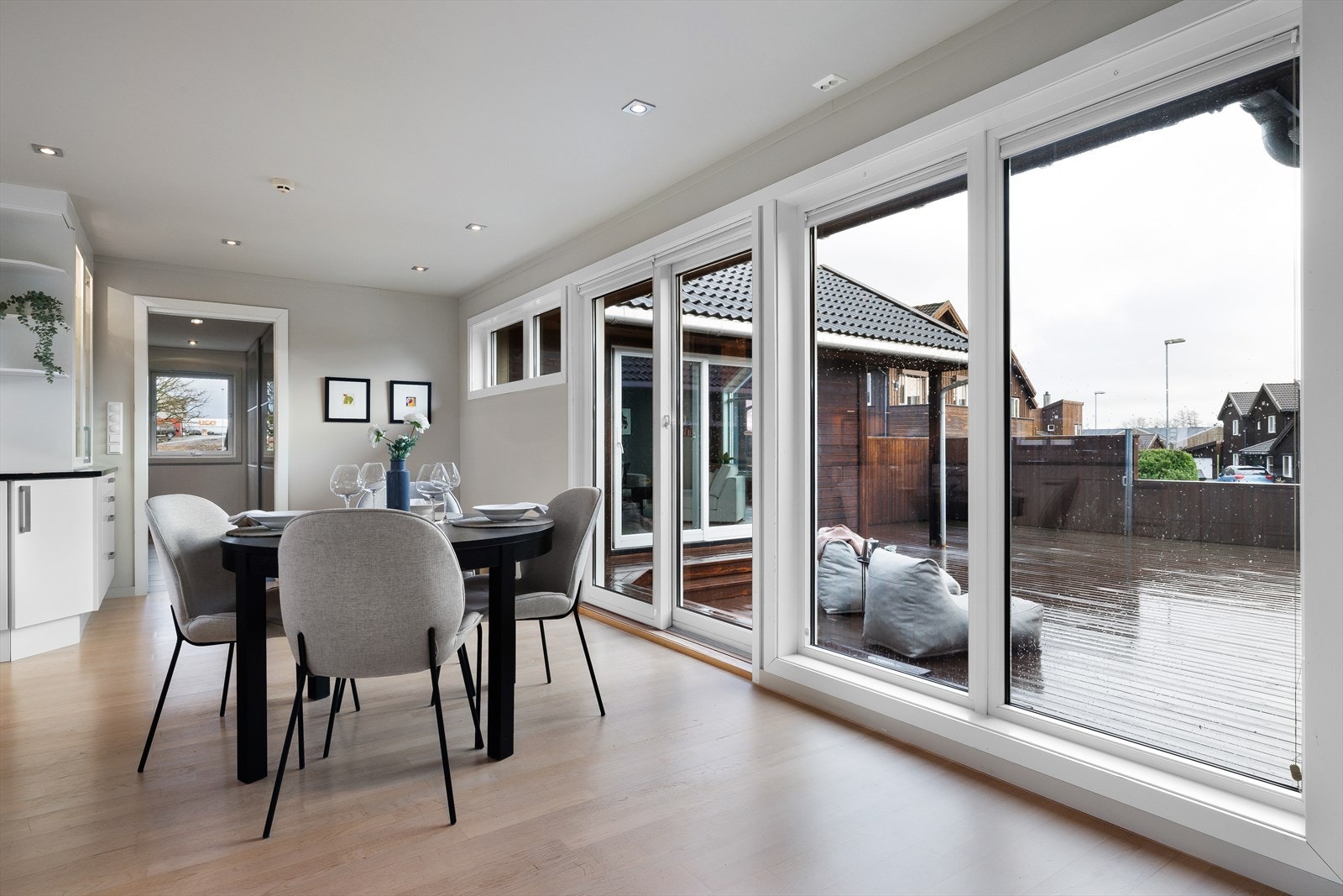 Fra kjøkkenet er det også utgang til den store terrassen mot sør Galleribilde