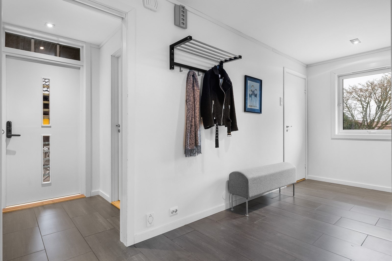 Gang med eget område for klesoppbevaring og av/påkledning Galleribilde