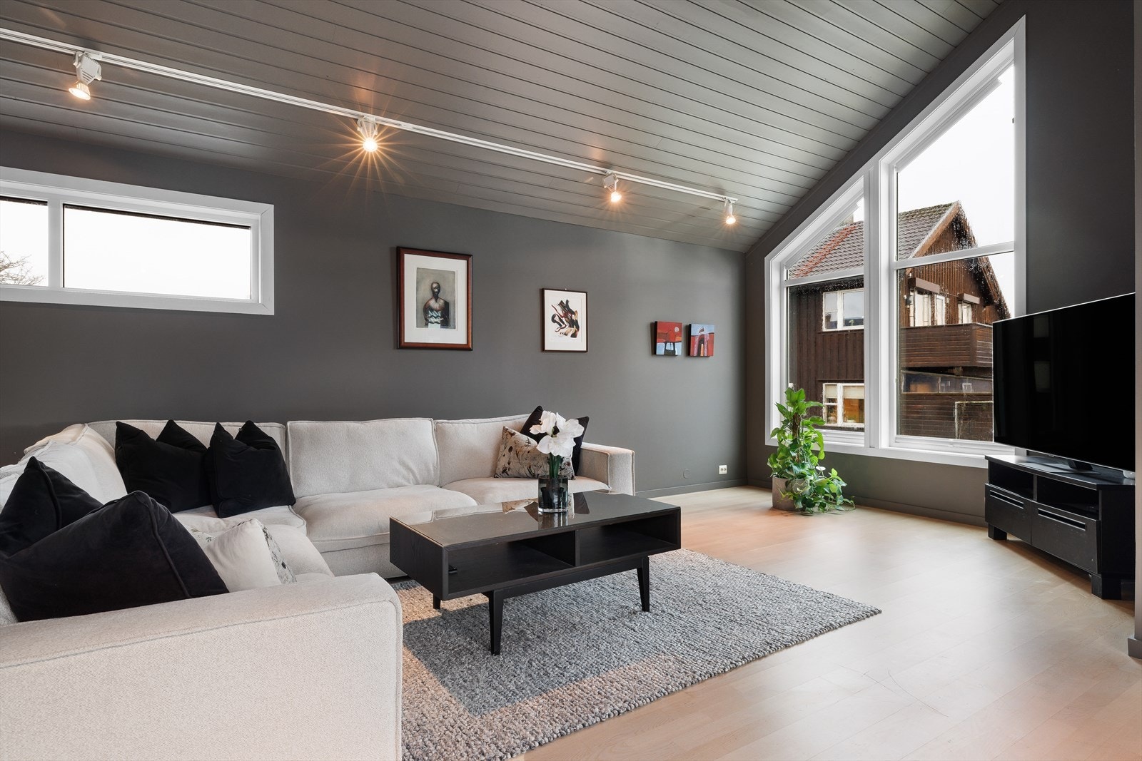 Store vinduer som slipper inn rikelig med lys - merk takhøyde! Galleribilde