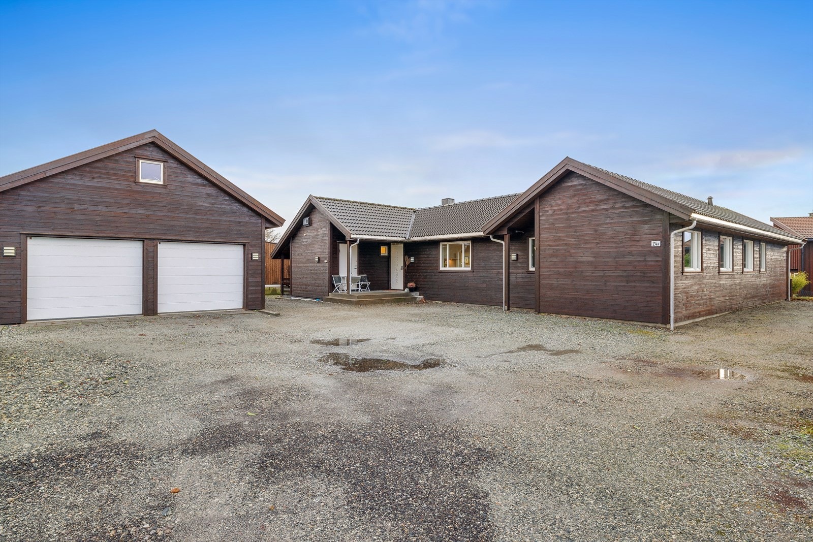 Gruslagt gårdsrom med god plass å parkere biler på egen grunn Galleribilde