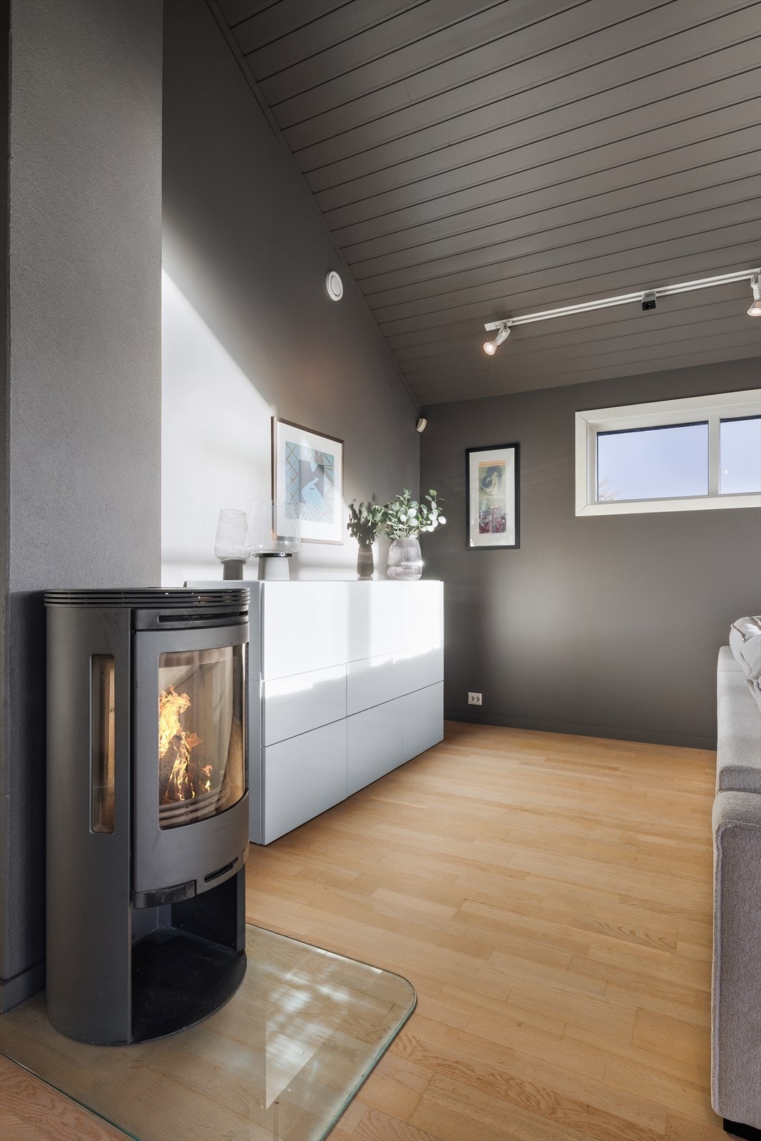 Det er gulvvarme i store deler av boligen. Vedovn til kos på kalde dager Galleribilde